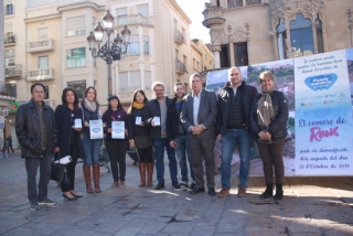 Els impulsors de la iniciativa solidària de Reus a benefici dels damnificats pels aiguats de l&#039;Espluga de Francolí i Montblanc, a la plaça del Mercadal
