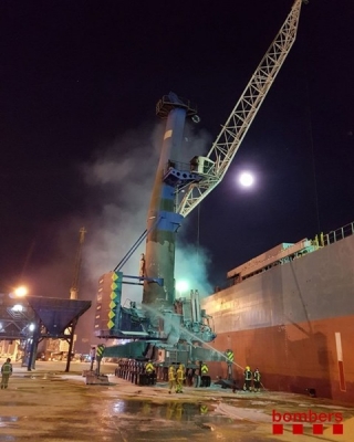 Els bombers fent tasques d&#039;extinció de l&#039;incendi proclamat divendres en una grua que treballava al Moll de Castella del Port de Tarragoa