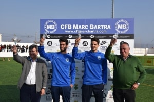 El jugador Marc Bartra, el segon per la dreta, brinda amb la resta de promotors del club de futbol base.