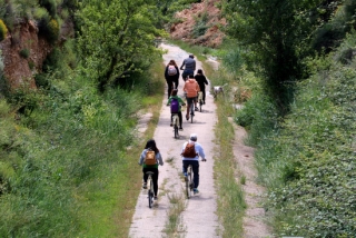 Un grup de visitants de Coma-ruga pedalejant per la via verda, a Horta de Sant Joan