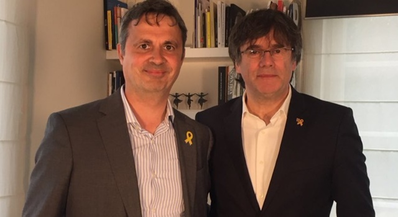 El professor de la universitat i regidor de Junts a Altafulla, Hèctor López Bofill, amb el president Carles Puigdemont, en una imatge d&#039;arxiu