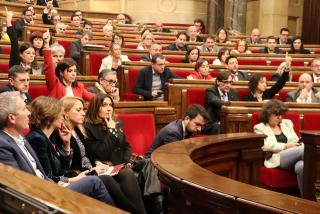 La portaveu d&#039;ERC al Parlament, Marta Vilalta, i la portaveu del PSC, Alícia Romero, amb el polze cap amunt indicant el vot afirmatiu al Ple del Parlament
