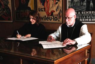 Imatge d&#039;arxiu de la consellera de Justícia, Gemma Ubasart, i l&#039;abat de Poblet, Octavi Vilà, signant el conveni de col·laboració entre l&#039;Arxiu Montserrat Terradellas i el Memorial Democràtic