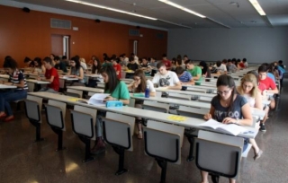 Imatge d&#039;arxiu d&#039;estudiants de la URV fent les Proves d&#039;Accés a la Universitat (PAU)