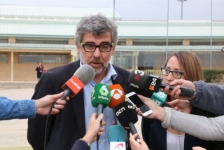 Els advocats de Sànchez i Cuixart, Jordi Pina i Marina Roig, fent declaracions a la porta de Soto del Real el passat 17 d&#039;octubre