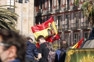 Imatge d&#039;una bandera franquista durant la concentració espanyolista del 12 d&#039;octubre al monument a Cristòfor Colom de Barcelona