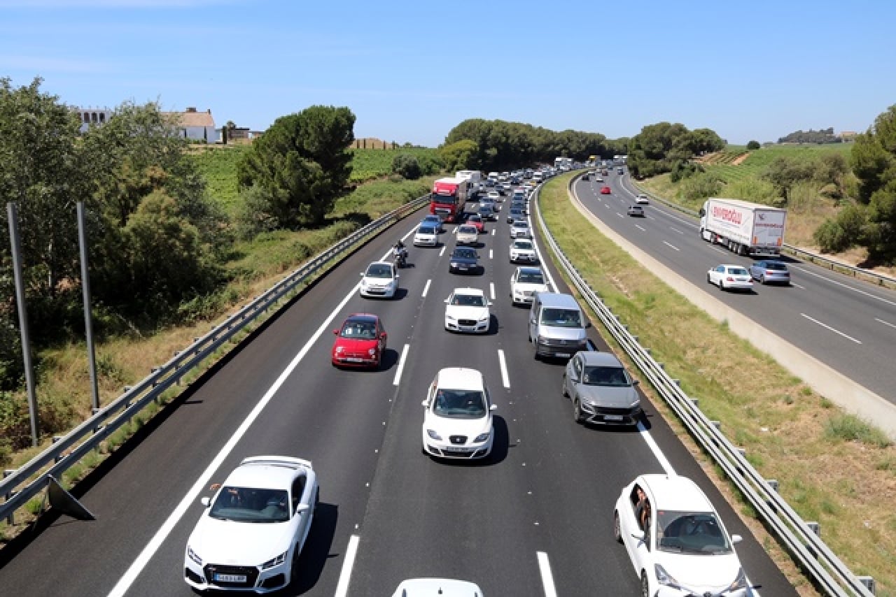 Aturades i circulació lenta de vehicles, ahir dissabte, a l&#039;AP-7 a Castellet i la Gornal, en sentit nord, per un accident mortal