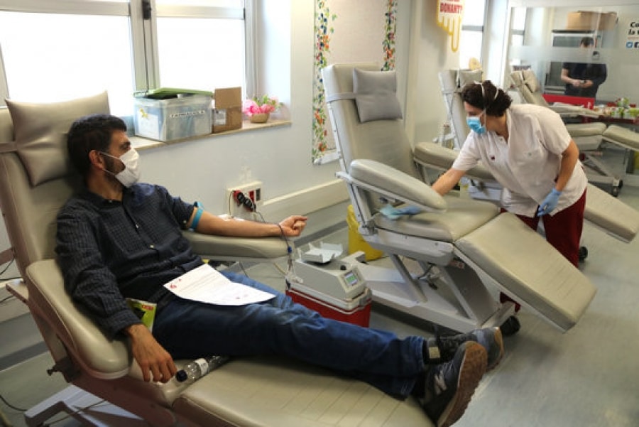 Imatge d&#039;un home donant sang a l&#039;hospital Joan XXIII de Tarragona i d&#039;una infermera netejant una de les butaques de la sala d&#039;extraccions, el 20 de març del 2020