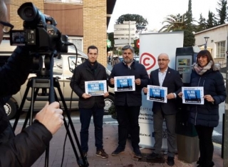 L&#039;alcalde de Valls, Albert Batet, amb el regidor de Comerç, Òscar Peris, i els representants de Comerç de Valls mostren els cartells de la promoció 