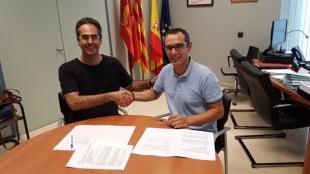 El director de l&#039;Associació Aurora, Jaume Santos, i l&#039;alcalde de Constantí, Óscar Martínez, han signat l&#039;acord de col·laboració.
