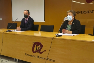 Imatge de la rectora de la URV, María José Figueras, i el doctor Urbano Lorenzo, que ha impartit la lliçó inaugural del curs acadèmic