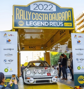 Imatge de la sortida del setè Rally Costa Daurada Legend Reus, a la plaça de la Llibertat