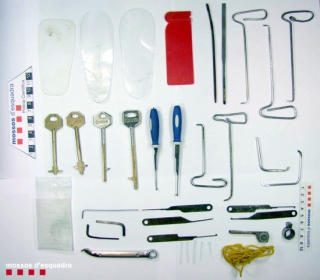 Algunes de les eines que els Mossos d&#039;Esquadra van trobar en l&#039;escorcoll dels presumptes lladres