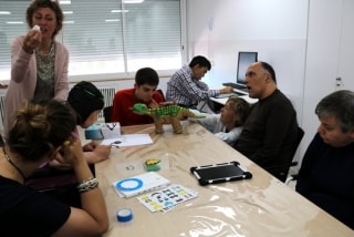 Usuaris i personal del centre Villablanca, del grup Pere Mata de Reus, a la nova sala de noves tecnologies, per estimular la capacitat cognitiva i la comunicació a través de petits robots