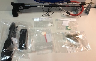 Un arpó i altre material intervingut durant un dispositiu conjunt de diversos cossos policial a Salou