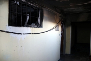 Finestra que dóna a l&#039;interior del pis afectat per l&#039;incendi a Reus, el passat 29 de gener 