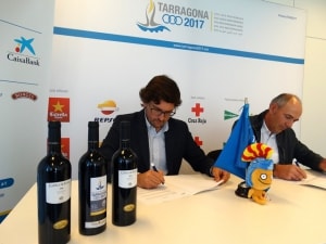 El coordinador general de Tarragona 2017, Javier Villamayor, i el president de la Cooperativa Falset Marçà, Ricard Rull, han signat el conveni de col·laboració.