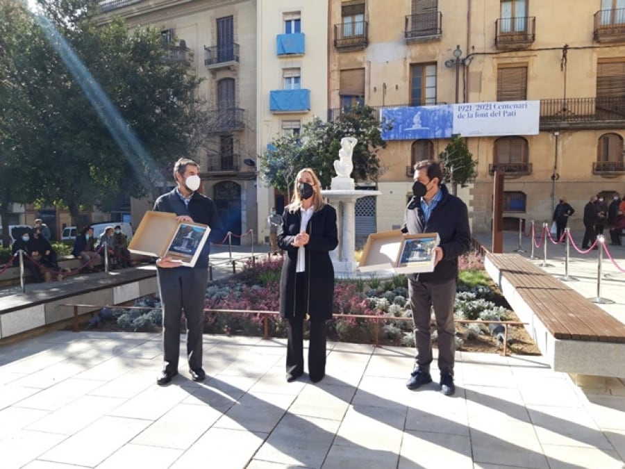 L&#039;alcaldessa de Valls, Dolors Farré, i dos representants dels Vallencs de Fora Vila han presidit la visita oficial a l&#039;escultura &#039;La Dona que es Pentina&#039;, que ha estat restaurada amb motiu del seu centenari