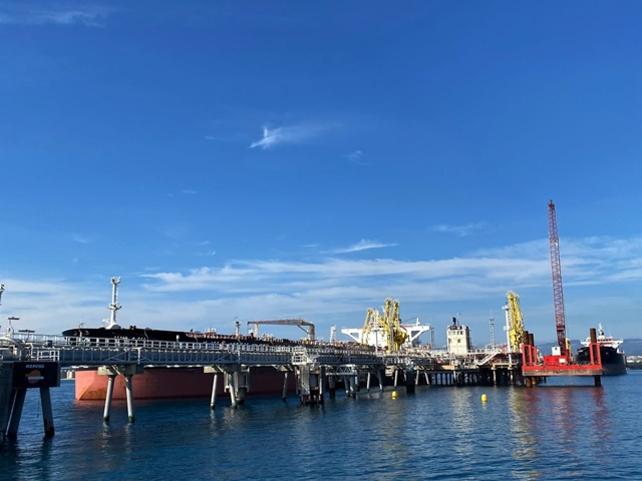 Imatge del pantalà de Repsol a les instal·lacions del Port de Tarragona durant el simulacre fet per revisar l&#039;efectivitat dels sistemes de protecció