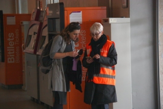 Imatge d&#039;una usuària demanant informació a una treballadora de Renfe, a l&#039;estació de Tarragona, en la primera jornada de posada en funcionament del nou tram del corredor mediterrani