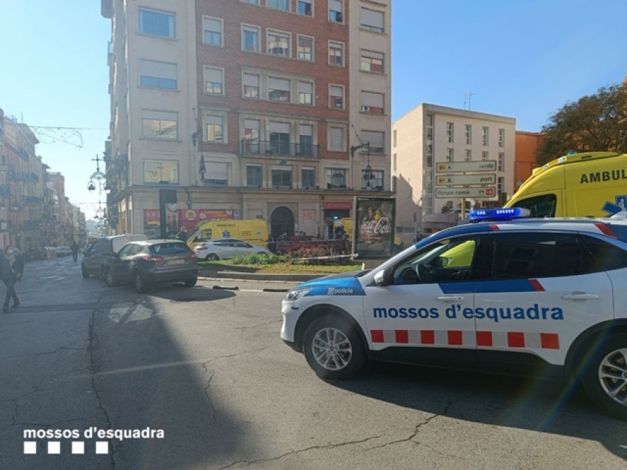 Imatge d&#039;un dels vehicles dels Mossos d&#039;Esquadra que aquest matí ha participat en el dispositiu muntat a la plaça de la Mitja Lluna de Tarragona