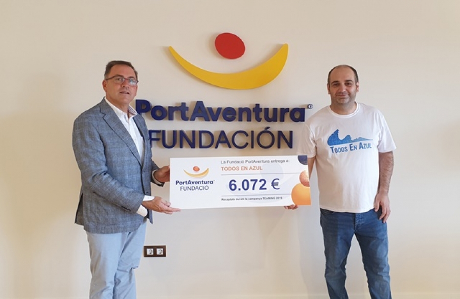 El president de la Fundació PortAventura, Ramon Marsal, lliura el xec solidari al president de Todos En Azul, Juanjo Caravaca