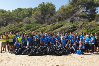 El voluntariat, amb les bosses de residus recollides al litoral tarragoní