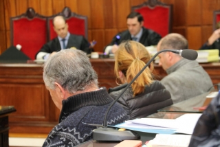 Imatge d&#039;un pare, la jove i el fill, veïns de Montblanc, d&#039;esquena a la banqueta dels acusats en un judici per blanqueig de diners del contraban de tabac, a la secció quarta de l&#039;Audiència de Tarragona