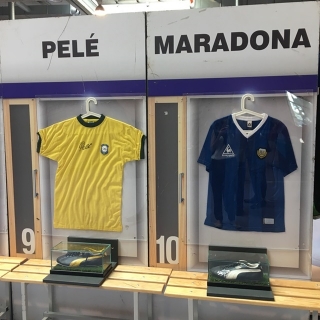 Samarretes i botes de Pelé (Brasil) i Maradona (Argentina), jugadors que han estat campions del món amb les seves seleccions