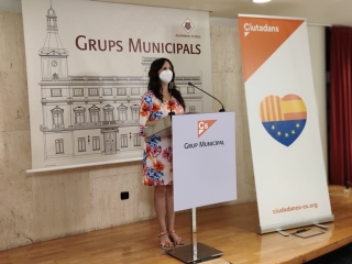 La portaveu municipal de Cs a Reus, Débora García, durant una roda de premsa