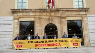 Els diputats provincials d&#039;ERC han desplegat una pancarta contra el Pla Hidrològic de l&#039;Ebre al davant del Palau de la Diputació de Tarragona.