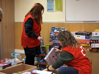 Voluntàries de Creu Roja endreçant les joguines de la campanya solidària de Nadal
