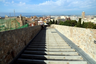 Imatge d&#039;un tram del pas de ronda de la muralla de Tarragona, a la zona de la Baixada del Roser, amb el paviment inacabat i les vistes de la ciutat al fons, el 22 de juliol del 2020