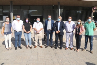 Imatge dels representants del Camp de Tarragona, Terres de l&#039;Ebre i Baix Penedès davant la subdelegació del govern espanyol a Tarragona, després de la reunió sobre la MAT, el 16 de setembre del 2021 