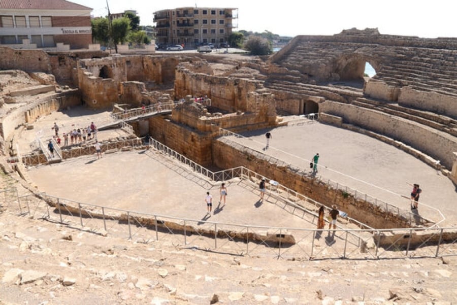 Imatge de l&#039;amfiteatre de Tarragona, amb visitants passejant per l&#039;arena el primer dia de la reobertura del monument