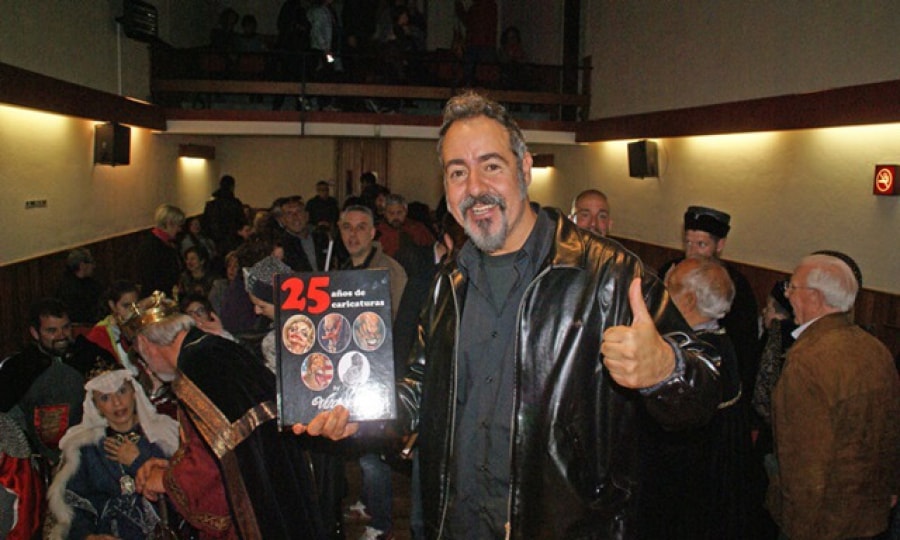 El montblanquí Joan Vizcarra va signar diversos exemplars del seu llibre un cop acabat l&#039;acte de reconeixement.