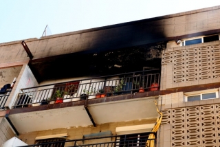 Detall del balcó del pis del Vendrell on hi ha hagut un incendi la matinada del 29 de juliol del 2020, presumptament provocat per l&#039;exparella d&#039;una de les habitants de l&#039;immoble