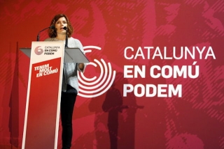 La portaveu de Catalunya en Comú Podem, Elisenda Alamany, durant la seva compareixença per valorar la participació de les eleccions d&#039;aquest 21 de desembre, amb el nom de la formació en un gran rètol al darrere