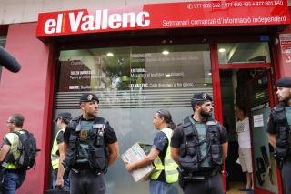 La Guàrdia Civil sortint de la seu del Setmanari El Vallenc