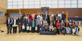 Foto de grup dels guanyadors i guanyadores dels  XVII Premis Literaris Constantí, amb l&#039;alcalde Óscar Sánchez