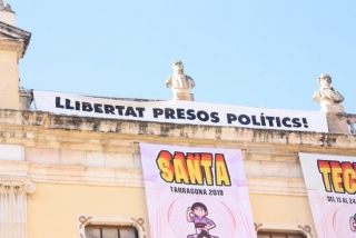 La pancarta &quot;llibertat presos polítics&quot; penjada al balcó de l&#039;Ajuntament, després del ple que ha aprovat mantenir-la
