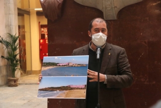 El conseller de Territori de Tarragona, Xavier Puig, mostrant dos dissenys de com podria quedar la Savinosa si tirés endavant el projecte aprovat per la Diputació