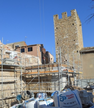 Imatge de les obres de restauració del portal de Sant Francesc de Montblanc i de la reconstrucció d&#039;una segona torre, qüestionada per alguns experts