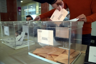 Un votant exercint el seu dret a vot a l&#039;Institut Vidal i Barraquer de Tarragona, el 10 de novembre del 2019 