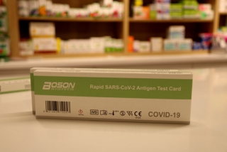 Imatge d&#039;una caixa d&#039;un test d&#039;antígens en una farmàcia de Tarragona