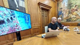 El regidor de Turisme, Joan Ibarra, i el director de la productora audiovisual Digivision, José Antonio Muñiz, han presentat el projecte de realització de vídeo immersiu casteller per la diada de Santa Úrsula 2023