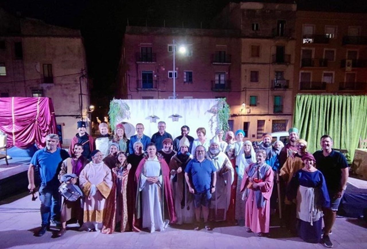 El grup Les Forques Teatre “Associació d’Amics del Teatre de Constantí” va tornar a representar aquest dilluns l’obra el “Trasllat del Braç de Santa Tecla” 