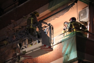 Efectius dels Bombers durant l&#039;assistència a un edifici on s&#039;ha esfondrat el sostre d&#039;un dels pisos presumptament a conseqüència de l&#039;explosió d&#039;una planta química de Tarragona, el 14 de gener del 2020