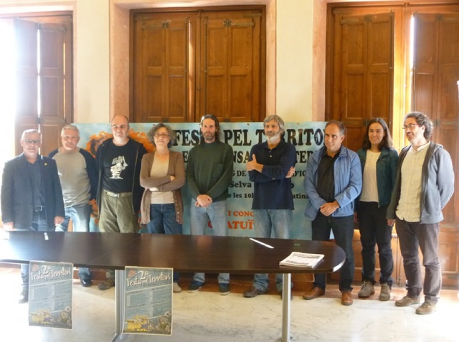 Representants dels col·lectius de Xarxa-Sud, acompanyats per l&#039;alcalde de la Selva del Camp, Jordi Vinyals (a l&#039;esquerra de la imatge).