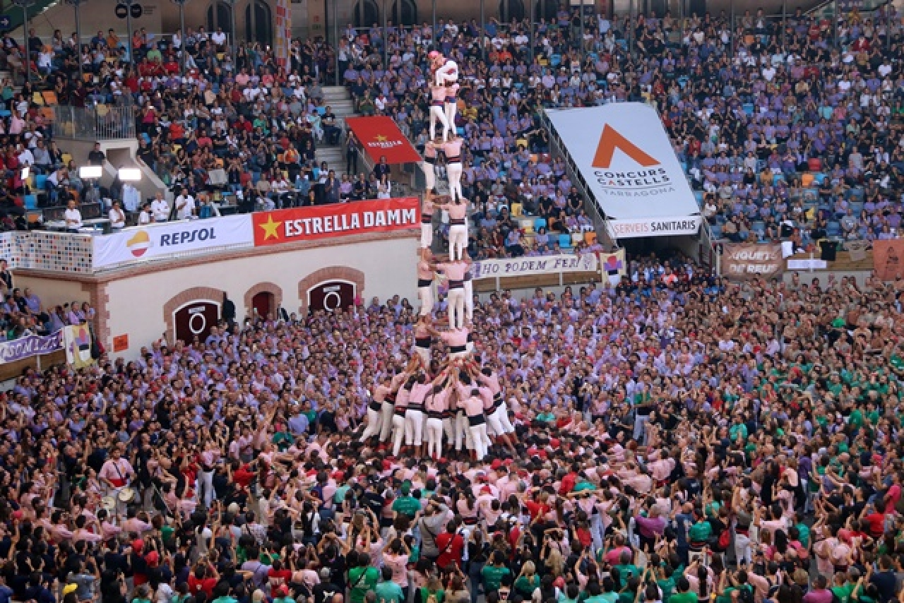 3de9 amb folre dels Xiquets de Tarragona carregat al Concurs de Castells